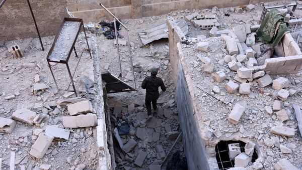 Halep'teki Hanono mahallesinde bir Suriye askeri devriye geziyor - Sputnik Türkiye