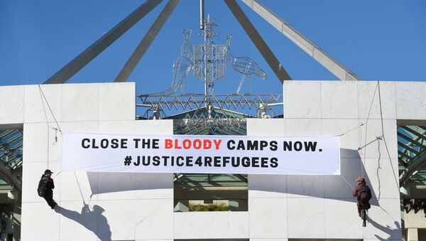 Avustralya Parlamentosunda sığınmacılara destek pankartı - Sputnik Türkiye
