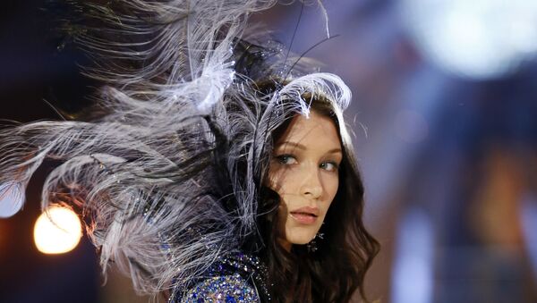 Модель Белла Хадид на показе мод в рамках шоу Victoria's Secret 2016 в Париже - Sputnik Türkiye