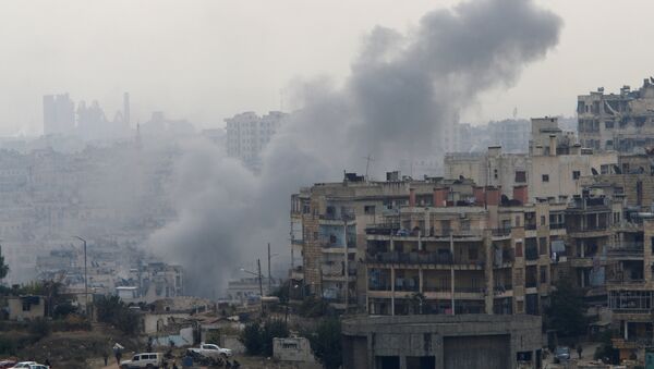 Smoke rises near Pro-Syrian government soldiers after shelling, in al-Izaa area in Aleppo, Syria December 5, 2016 - Sputnik Türkiye