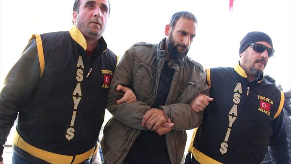 Ebru Kaya Tireli'yi darp ettiği iddiasıyla gözaltına alınan M.T - Sputnik Türkiye