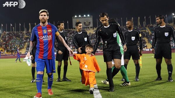 Messi, Afgan hayranı minik Murtaza Ahmedi ile birlikte sahaya çıktı - Sputnik Türkiye