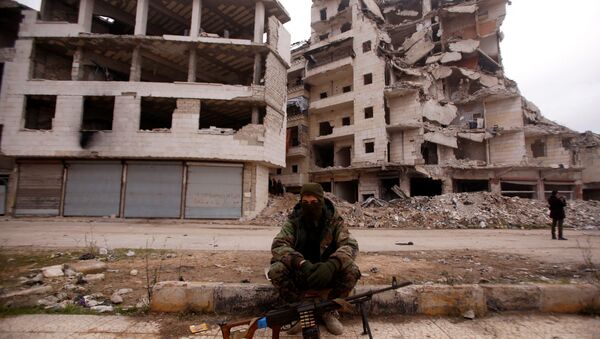 Halep'te bir Suriye askeri zarar görmüş binaların önünde oturuyor - Sputnik Türkiye