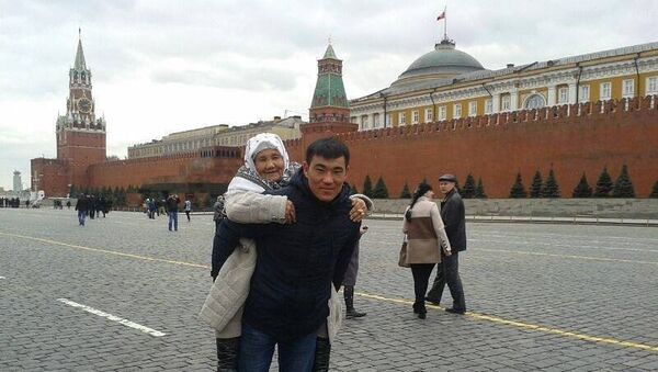 Kırgızistanlı Azamat Bulatov, yaşlı, hasta ninesini arzusu üzerine Moskova’nın Kızıl Meydanı’nda sırtında dolaştırdı. - Sputnik Türkiye