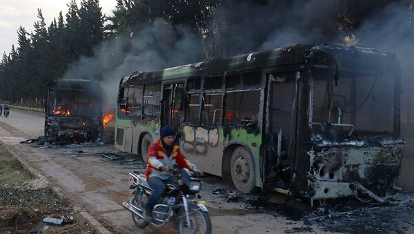 Silahlı militanların İdlib'te yaktığı tahliye otobüsleri - Sputnik Türkiye