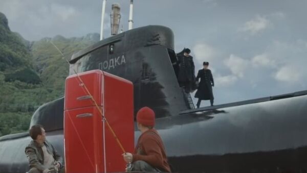 Norveç’te çekilen bir reklam filminde kayıklarındaki buz dolabını satmak isteyen balıkçılar, umulmadık bir anda arkalarından çıkan Rus denizaltısı ile karşılaştı. - Sputnik Türkiye