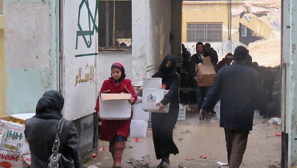 Halep'te insani yardım yapılan siviller - Sputnik Türkiye