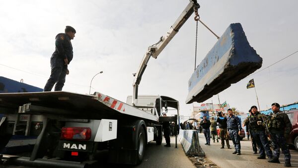 Bağdat'ta trafiği rahatlatmak amacıyla beton blok ve kontorl noktalarının bir kısmı kaldırıldı - Sputnik Türkiye