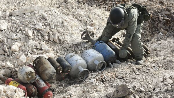 Rus mühendislerin Halep'te  yürüttüğü mayın temizleme çalışmaları - Sputnik Türkiye