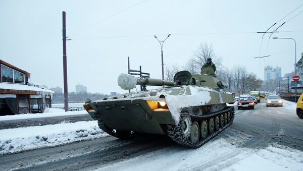 An unmarked 122-mm self-propelled howitzer are seen in downtown of Donetsk in the territory controlled by the self-proclaimed Donetsk People's Republic, eastern Ukraine, December 1, 2014 - Sputnik Türkiye