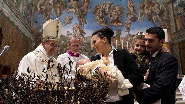 Papa Françesko, Vatikan'daki Sistine Şapeli'nde düzenlenen vaftiz töreninde - Sputnik Türkiye