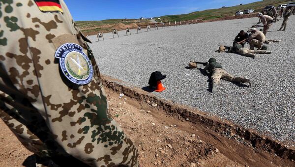 Erbil yakınlarında Peşmergeye eğitim veren bir Alman askeri - Sputnik Türkiye