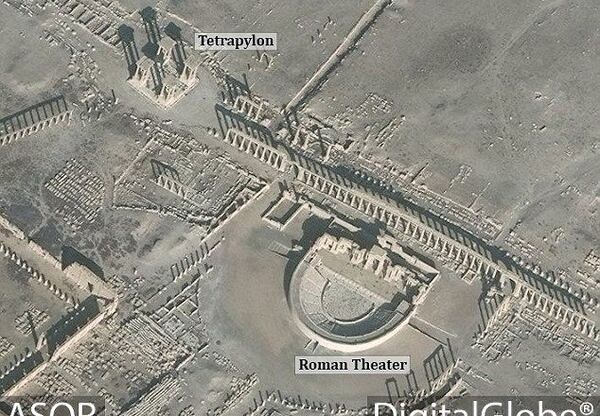 IŞİD'in son tahribatından önce Palmira Antik kentindeki tiyatro ve sütunlar. - Sputnik Türkiye