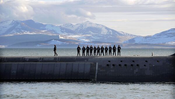 Trident Nükleer Denizaltı'nın üzerinde duran İngiliz Donanması askerleri - Sputnik Türkiye
