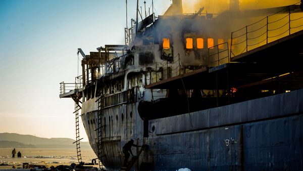 Судно Yeruslan горит у берегов Владивостока в акватории Амурского залива - Sputnik Türkiye
