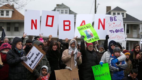 Several hundred people rally against a temporary travel ban signed by U.S. President Donald Trump in an executive order during a protest in Hamtramck, Michigan, U.S., January 29, 2017 - Sputnik Türkiye