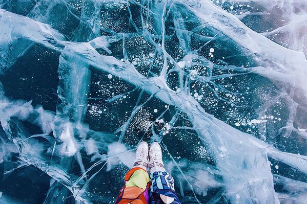 Bundan başka, Baykal Gölündeki buz saydam olduğu için güneş ışığını alıyor. - Sputnik Türkiye