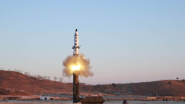 Kuzey Kore pazar günü Pukguksong-2 adlı orta-uzun menzilli balistik füzesini denedi. - Sputnik Türkiye