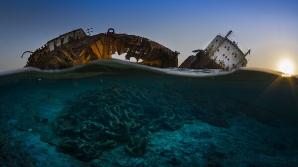 Macar fotoğrafçı Csaba Tökölyi tarafından çekilen ‘Güneş batarken Louilla’nın çöküşü’ fotoğrafı Batık gemiler kategorisinde ödül aldı. - Sputnik Türkiye