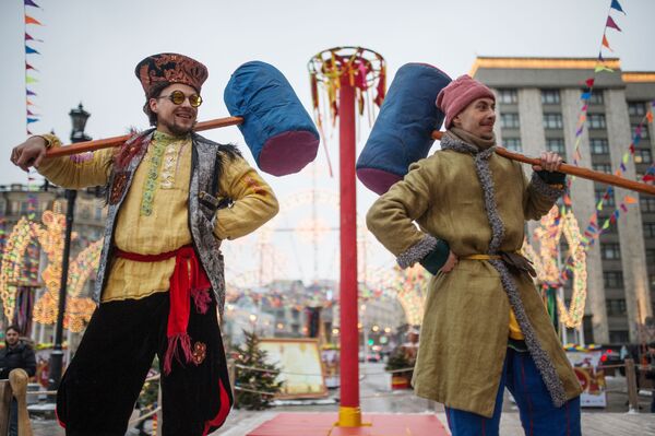 Maslenitsa nedeniyle düzenlenen ‘Moskova Maslenitsası’ festivali 17 Şubat’ta başladı. - Sputnik Türkiye