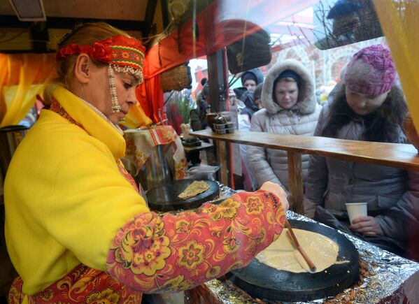 Festivalde halk şenlikleri gerçekleştiriliyor, sokak sanatçıları gösteri düzenliyor ve çok sayıda krep satışı yapılıyor. - Sputnik Türkiye