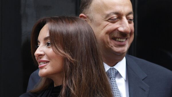 Azerbaycan Cumhurbaşkanı İlham Aliyev eşi Mehriban Aliyeva ile birlikte Downing Street’ta. - Sputnik Türkiye