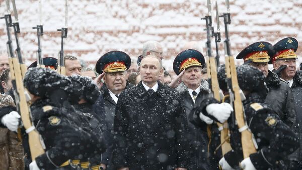 Vladimir Putin, Moskova'daki Vatan Savunucuları Günü kutlamalarına katıldı. - Sputnik Türkiye