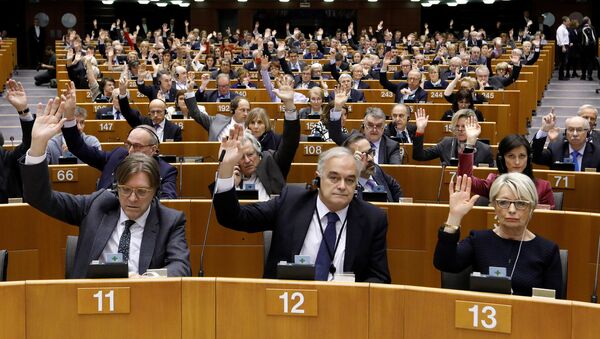 Avrupalı parlamenter oylama sırasında - Sputnik Türkiye