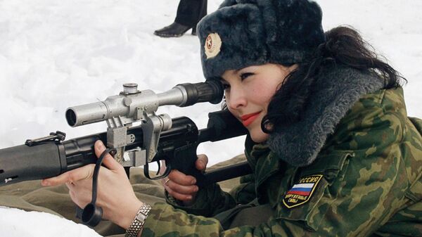 Rus ordusu mensubu bir kadın asker - Sputnik Türkiye