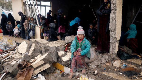 Musul operasyonu nedeniyle evlerini terk etmek zorunda kalan siviller / Iraklı çocuklar - Sputnik Türkiye