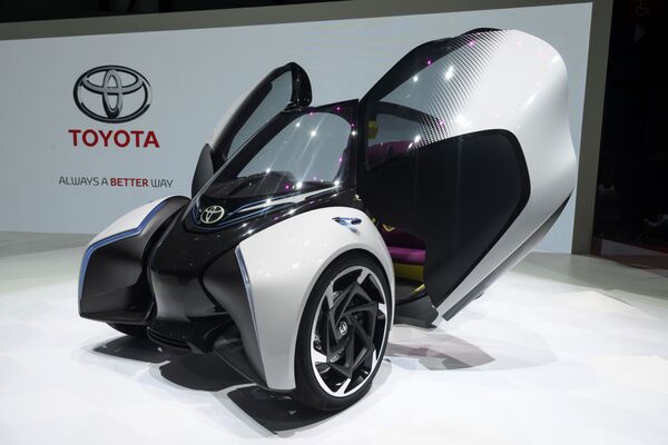 Japon şirket Toyota, yeni elektrikli konsept arabası i-TRIL’I tanıttı. Geleceğin elektrikli city-arabası, direksiyon yerine kumanda koluyla donatıldı. - Sputnik Türkiye