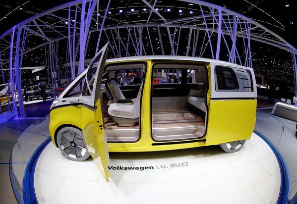 Volkswagen, fuarda I.D. Buzz serisinden ikinci modül elektrikli otomobilini sundu. Pillerinin, alt döşemenin altına yerleştirilmesi, otomobilin içindeki tüm mekanı yolculara ayırma fırsatını sağladı. - Sputnik Türkiye