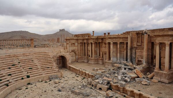 Palmira antik kentindeki IŞİD militanları tarafından tahrip edilen antik Roma tiyatrosu - Sputnik Türkiye