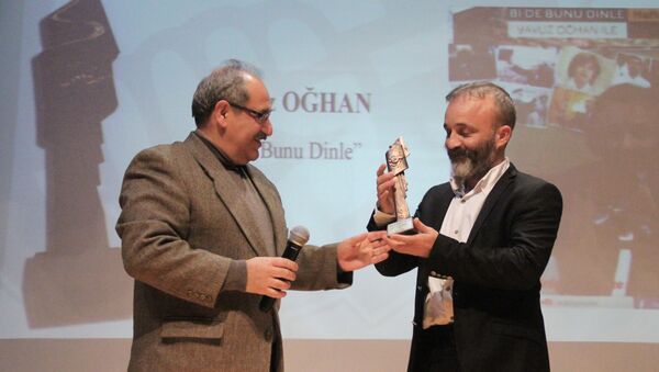 Yavuz Oğhan, ÇGD'nin 'En İyi Radyo Programı' ödülünü aldı - Sputnik Türkiye