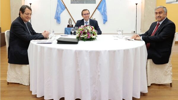 Kuzey Kıbrıs Cumhurbaşkanı Mustafa Akıncı ile Kıbrıs Cumhurbaşkanı Nikos Anastasiadis - Sputnik Türkiye