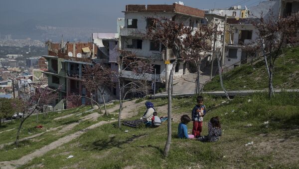 Kadifekale'de heyelan bölgesinde boşaltılan bazı evlerde Suriyeli sığınmacılar yaşıyor. - Sputnik Türkiye