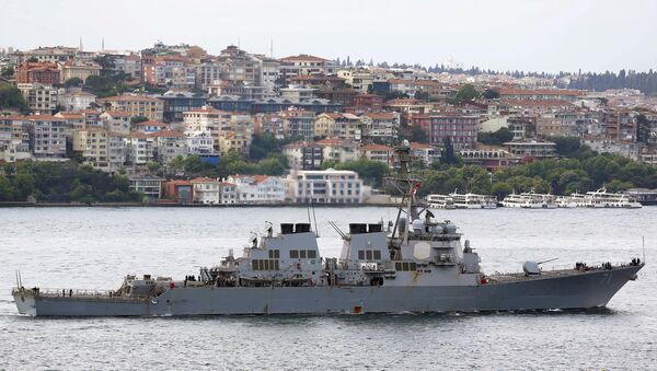 ABD'nin Suriye'yi vurmak için kullandığı US Ross gemisi, İstanbul Boğazı'nı geçerken (3 Haziran 2015) - Sputnik Türkiye