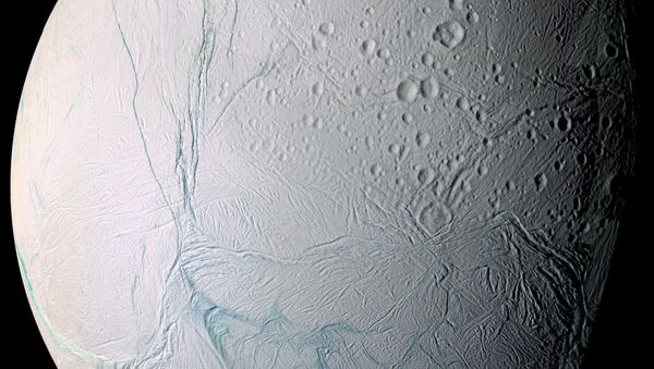 Satürn'ün buzla kaplı uydusu Enceladus - Sputnik Türkiye