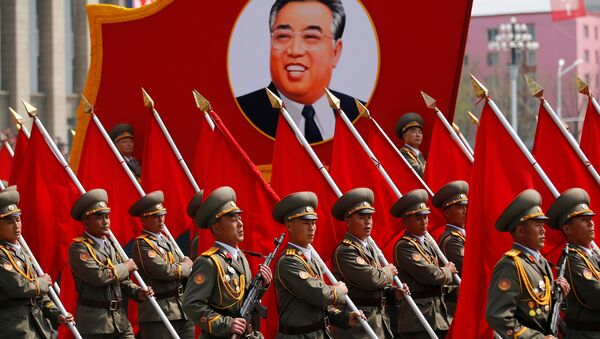Kuzey Kore'de Kim Il-sung'un 105. doğum gününde yapılan askeri geçit töreni - Sputnik Türkiye