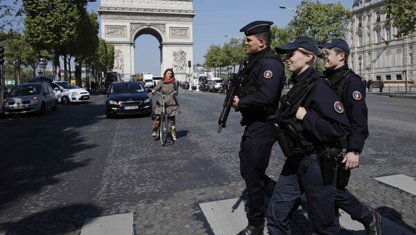 Paris'te devriye gezen Fransız polisi - Sputnik Türkiye