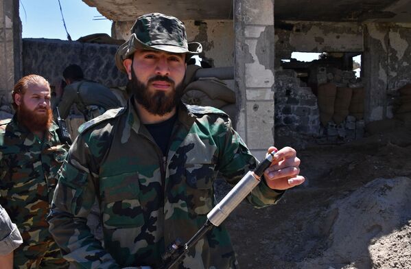 Suriyeli asker, el yapımı silahı gösteriyor. - Sputnik Türkiye