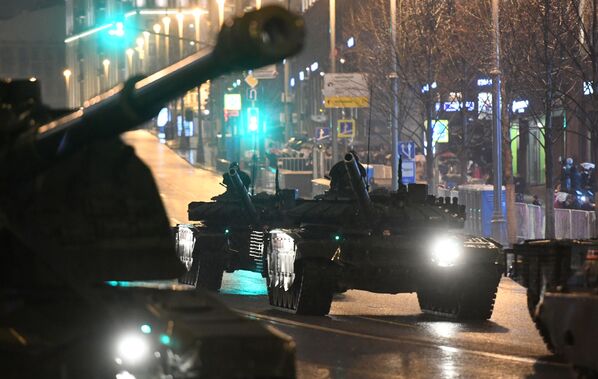 Tverskaya Caddesi’nden geçen T-72B3 tankları. - Sputnik Türkiye