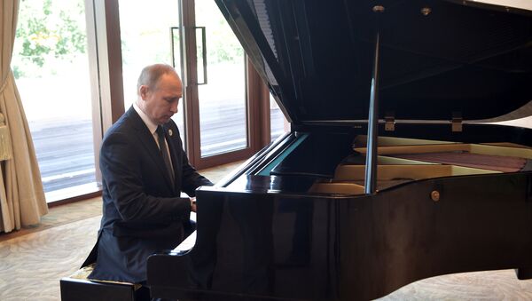 Rusya Devlet Başkanı Vladimir Putin piyano çaldı - Sputnik Türkiye