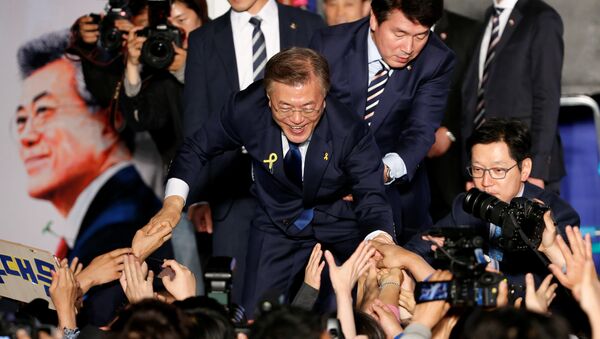 Güney Kore Devlet Başkanı Moon Jae-in ve arkada solda koruması Choi Young-jae - Sputnik Türkiye