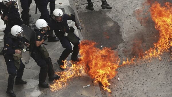 Yunan protestocular, polise molotof kokteyli attı. - Sputnik Türkiye