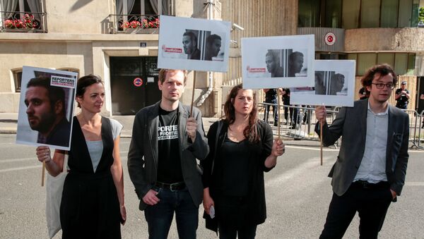 Mathias Depardon'un serbest bırakılması için Türkiye'nin Paris Başkonsolosluğu önündeki eylem - Sputnik Türkiye