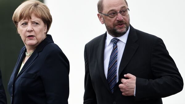 This file photo taken on May 29, 2016 shows German Chancellor Angela Merkel (L) and the President of the European Parliament Martin Schulz during a remembrance ceremony to mark the centenary of the battle of Verdun, at the Douaumont Ossuary (Ossuaire de Douaumont), northeastern France. - Sputnik Türkiye
