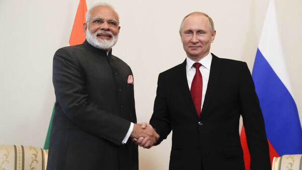 Russian President Vladimir Putin (R) shakes hands with Indian Prime Minister Narendra Modi during a meeting on the sidelines of the St. Petersburg International Economic Forum (SPIEF), Russia - Sputnik Türkiye