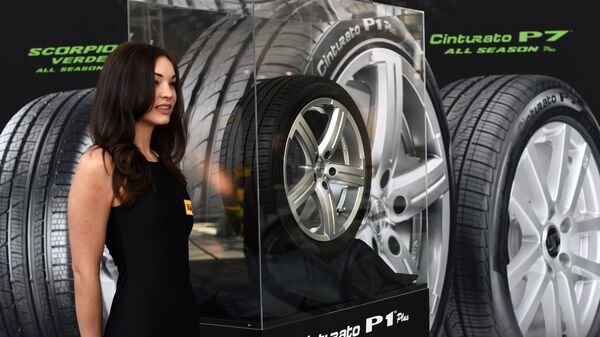 A model shows off the Pirelli Cinturato P1 plus tires - Sputnik Türkiye