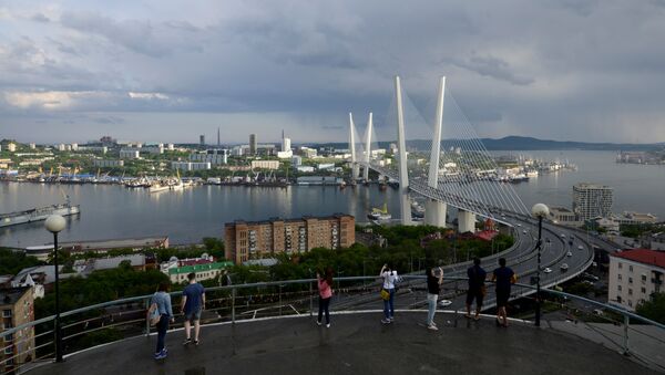 People watch a bridge over the Golden Horn bay from a viewpoint in Vladivostok, Russia, June 8, 2017 - Sputnik Türkiye